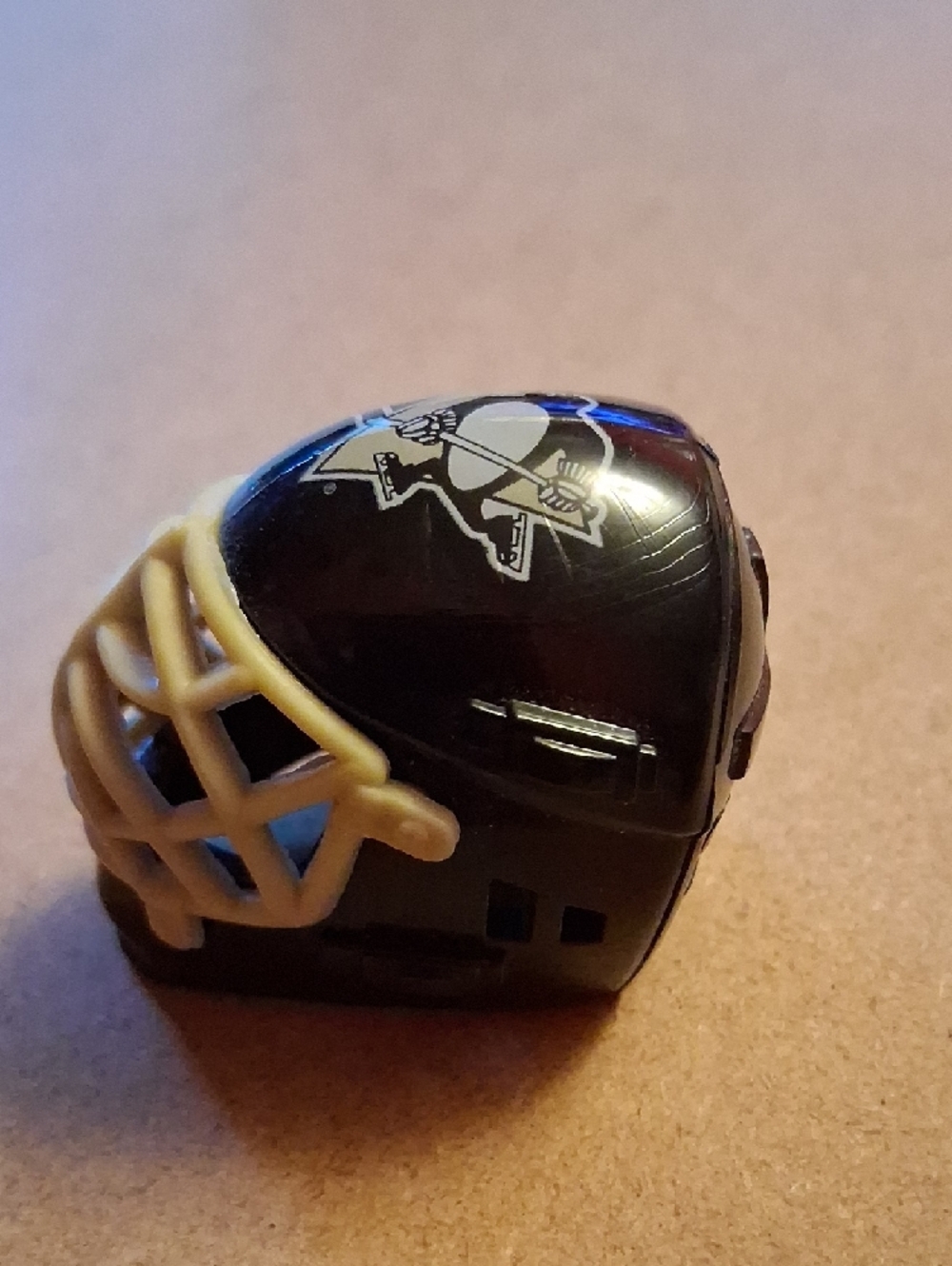 Pittsburgh Penguins Mini Hockey Goalie Helmet - Black - Picture 4 of 6